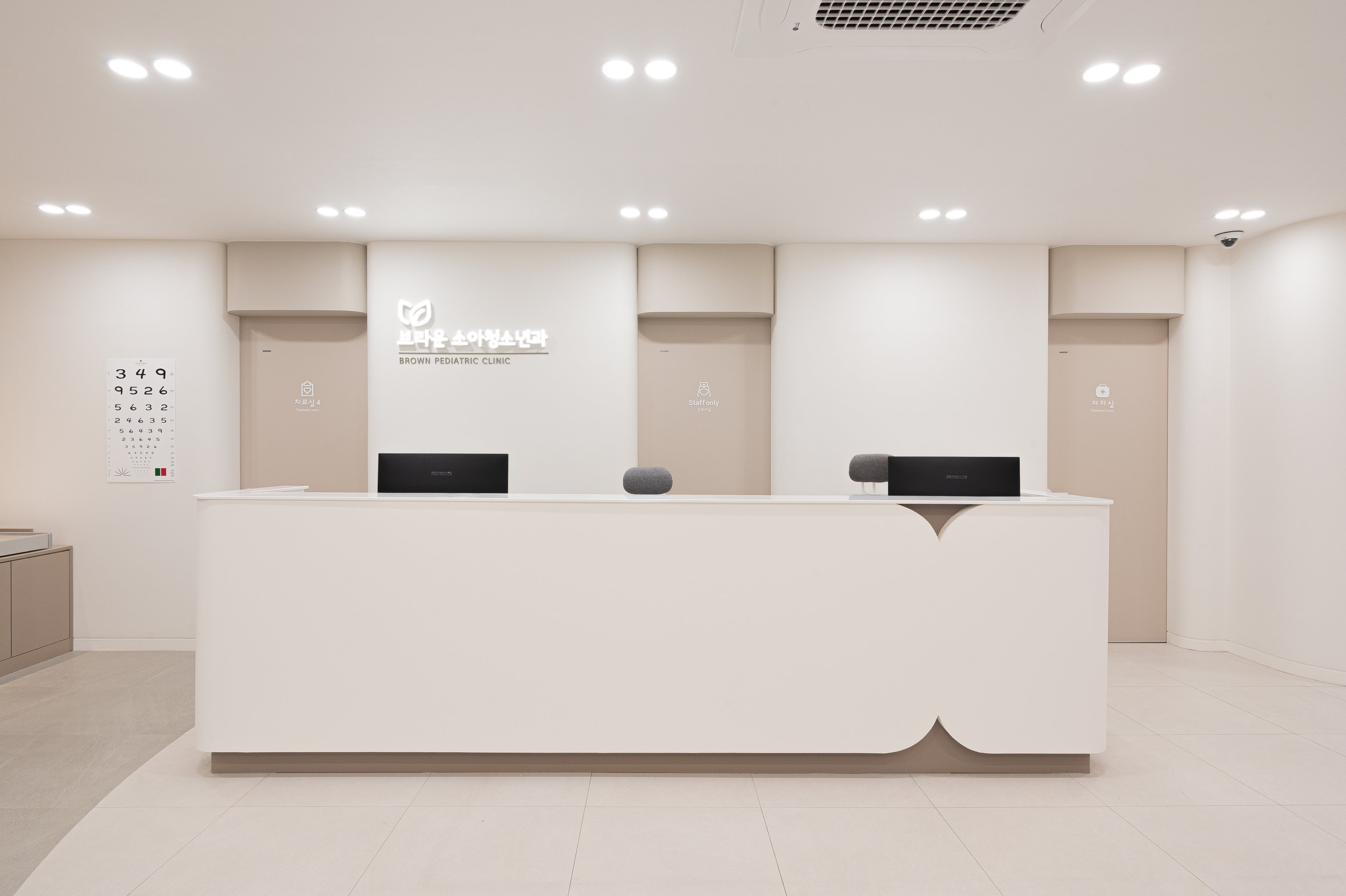 브라운소아청소년과_내부인테리어 데스크.jpeg